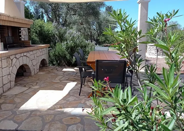 Willa Katia Tsoukaládhes